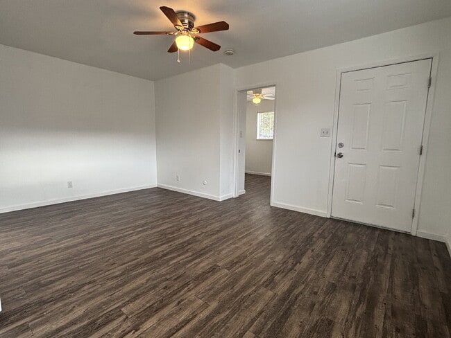 Building Photo - Cozy 1 Bedroom Apartment close to Downtown Oakdale!