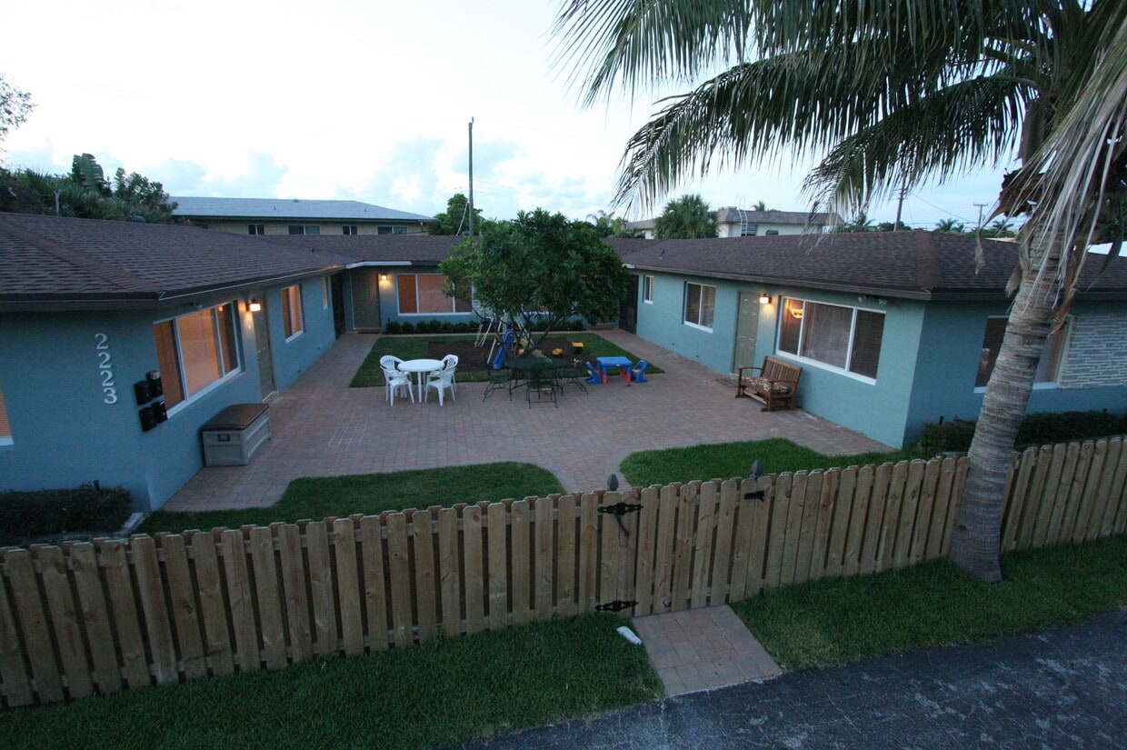Beautiful East Pompano Bch Apt near beach - 2223 SE 6th St