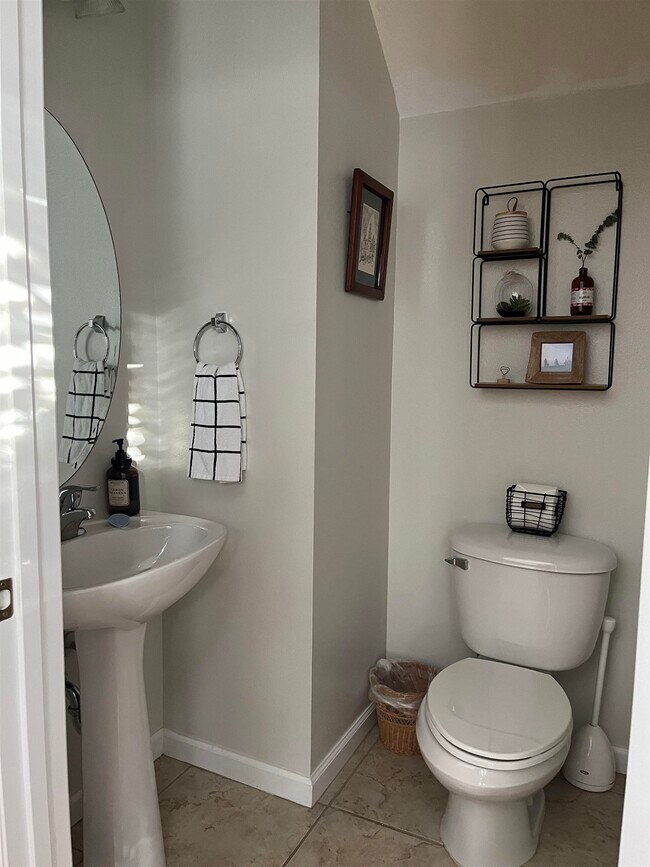 Building Photo - 2476 Lantana Ln