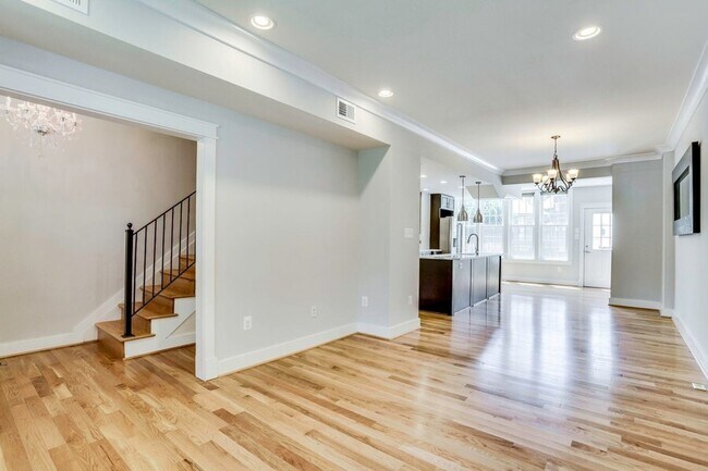 Photo - 637 Franklin St NE House