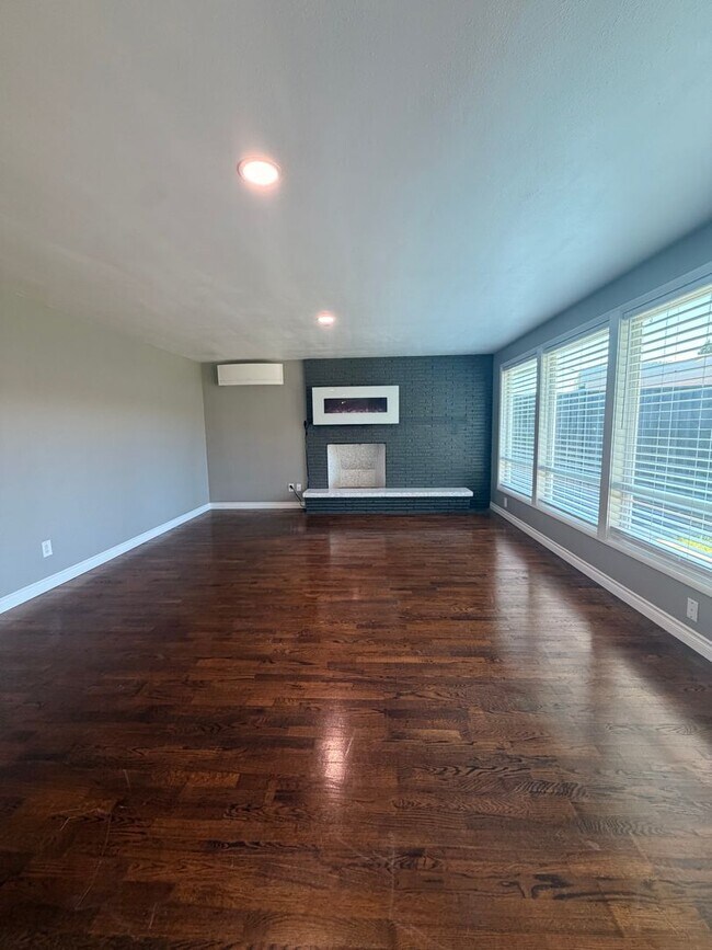 Foto del edificio - 4-Bedroom 4-Bathroom home with attached Studio apartment
