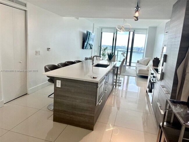 Foto del edificio - 650 NE 32nd St
