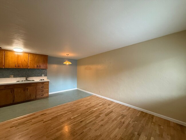 Building Photo - 2950wi