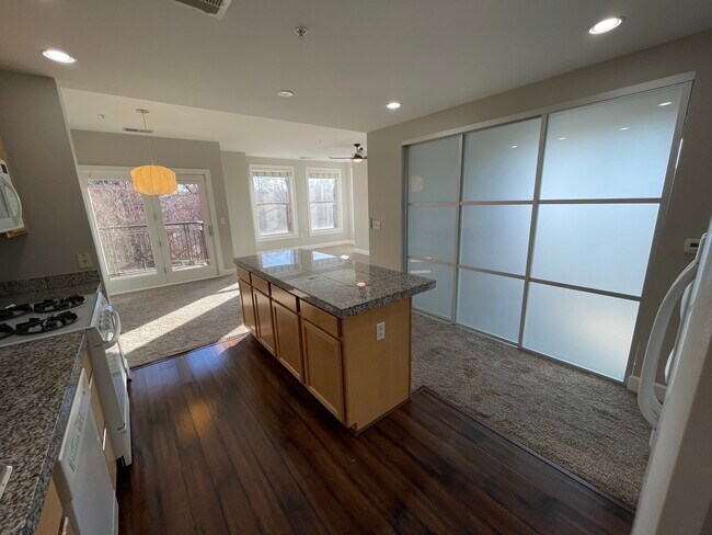 Foto del edificio - 1630 N Clarkson St