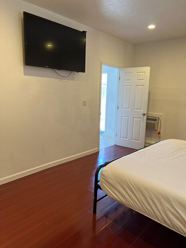 Foto del edificio - 1554 Ellis Ave