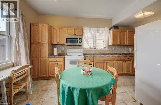 Building Photo - 324 Maple Ave