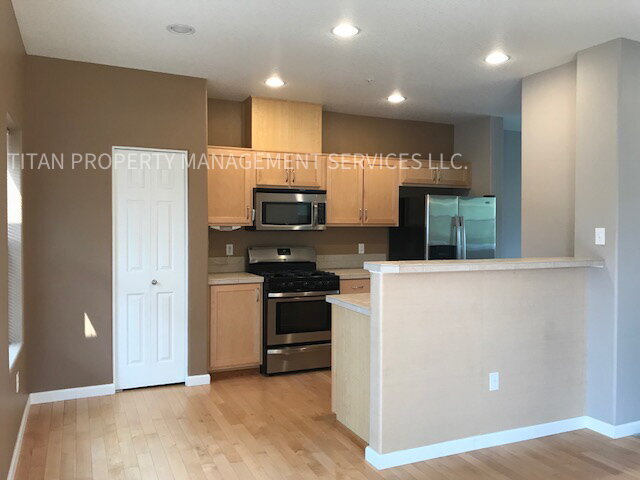 Foto del edificio - Beautiful Three Story Townhouse with Gas F...