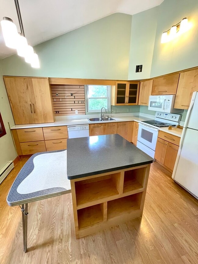 Building Photo - AVAILABLE Now! - Gorgeous 3 Bed 2 bath Home!
