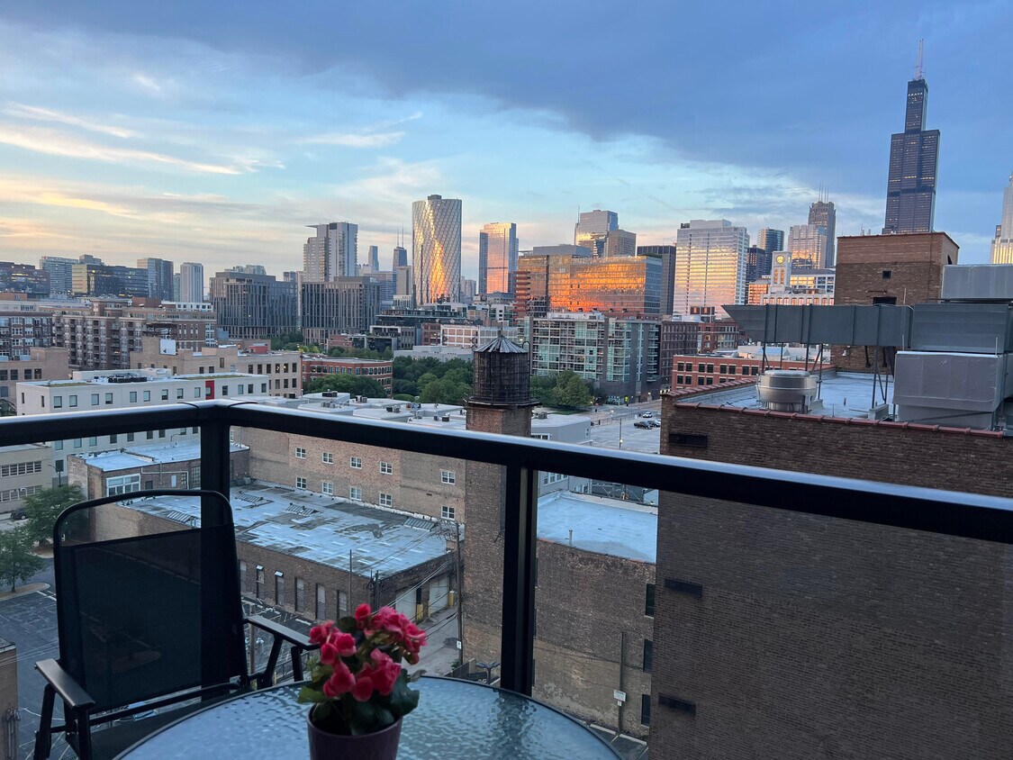 Foto principal - 1030 W Van Buren St