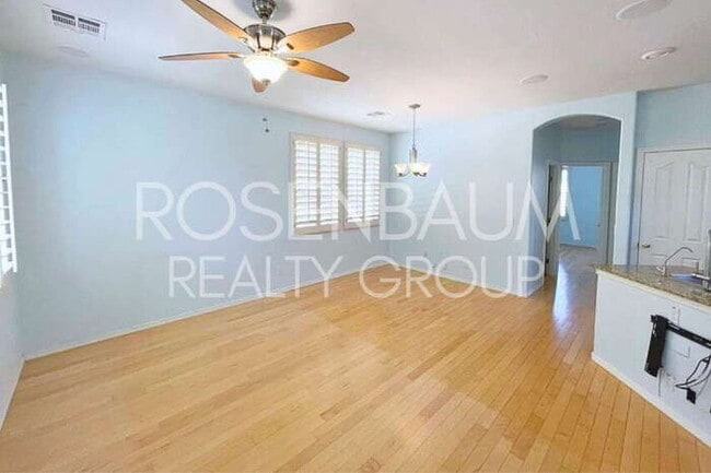 Building Photo - Beautiful 3-bedrooms, 2.5-baths townhouse ...