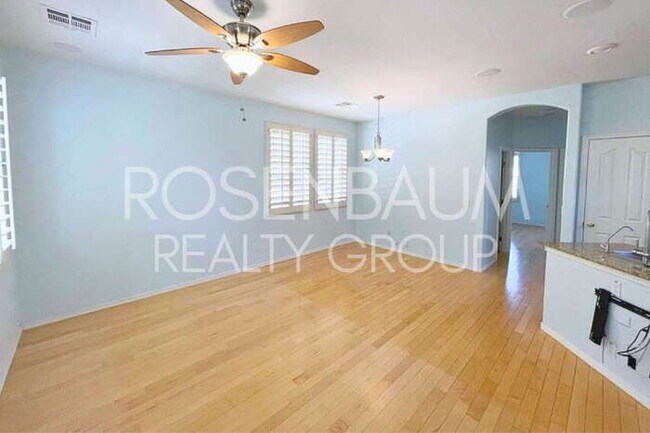 Foto del edificio - Beautiful 3-bedrooms, 2.5-baths townhouse ...