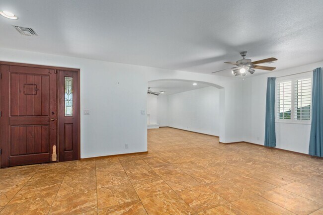 Foto del edificio - Very Spacious 3 Bed, 2.5 Bathroom in Centr...