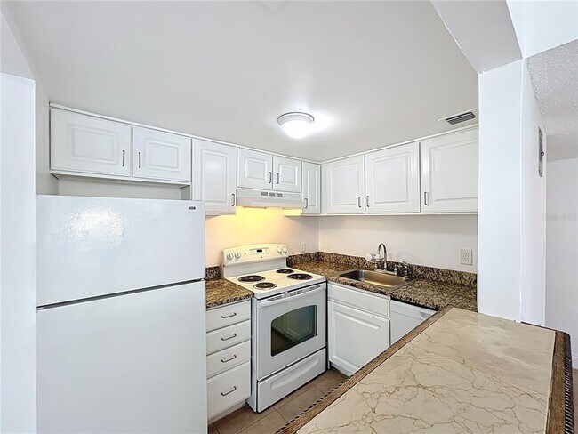 Building Photo - 2569 N Alafaya Trail