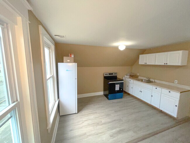 Unit 3 Kitchen - 51 Garden St