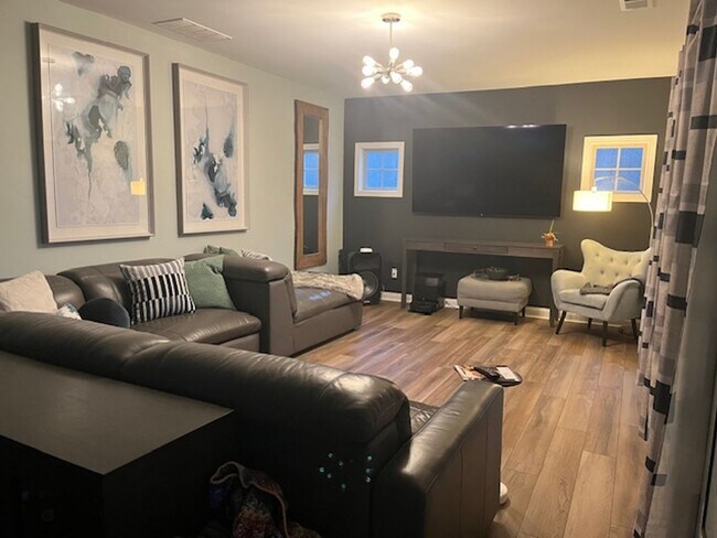 Foto del edificio - COMING SOON - LARGE 4 Bed 4 Bath in Lexington!