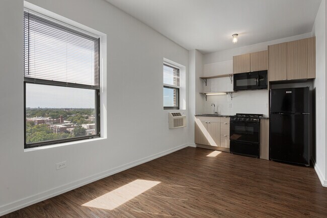 Building Photo - 1325 W Wilson Ave