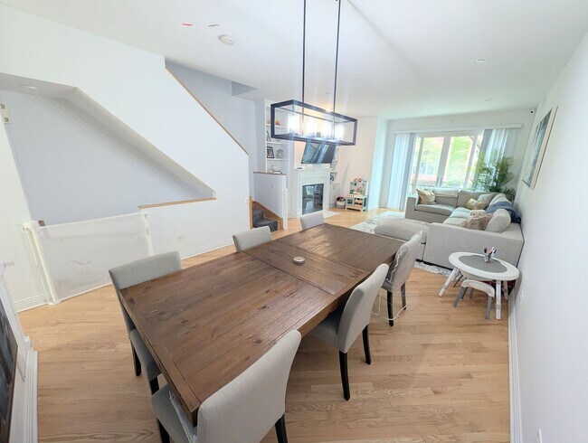 Foto del edificio - Stunning rehabbed 3-Bedroom Townhome in Fulton Market / West Loop