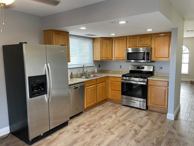 Building Photo - 541 Chelsea Dr