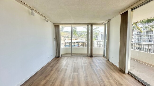 Building Photo - SPACIOUS 2 BED/2 BATH/1 PRKG, Washer/Dryer...