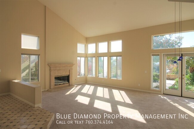 Foto del edificio - Spacious 3BR, 3 BA with loft with over 2,2...