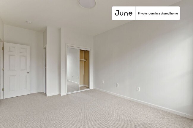 Foto del edificio - Room in Shared 5 bed/7 bath home