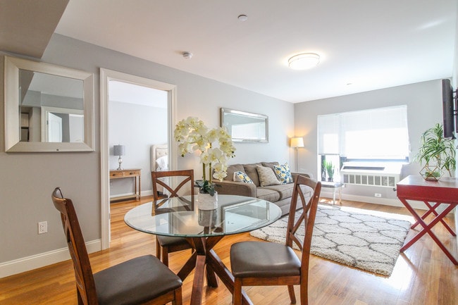 Restaurantes - The Equestrian At Pelham Parkway