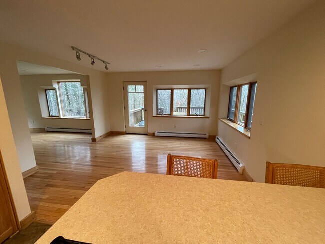 Foto del edificio - 283 N Valley Rd