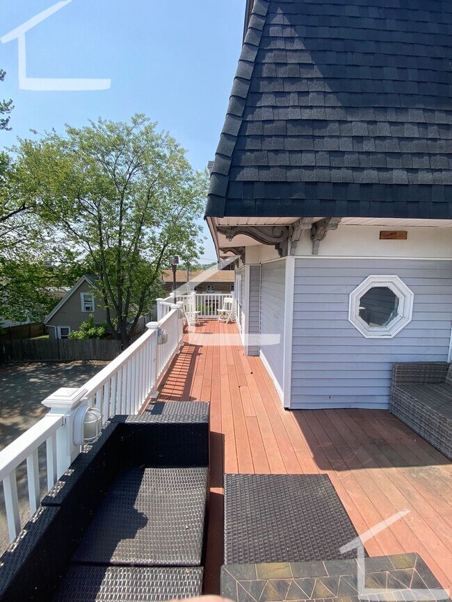 Building Photo - Huge 3 bed unit near Tenean Beach with par...