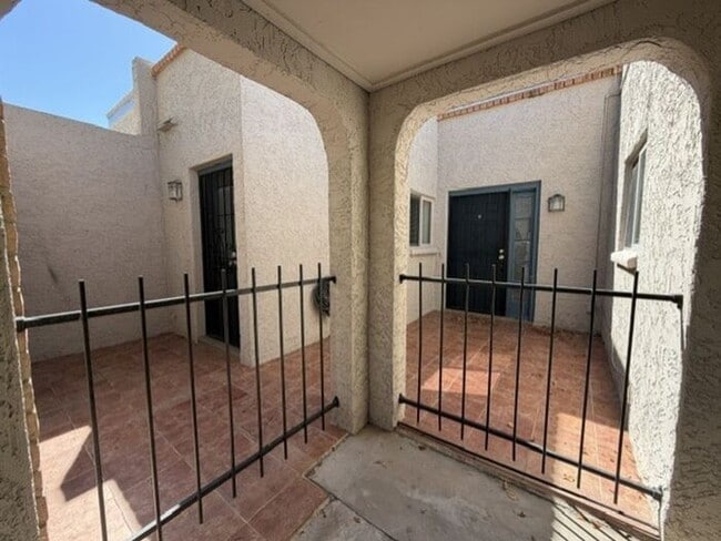 Building Photo - 1015 E Cochise Dr