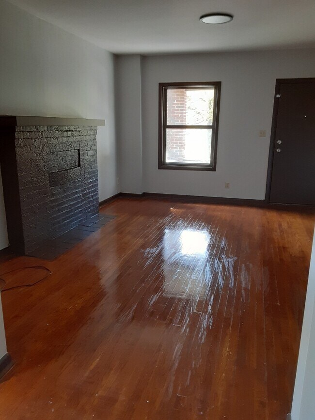 Building Photo - 174 Roslyn Dr