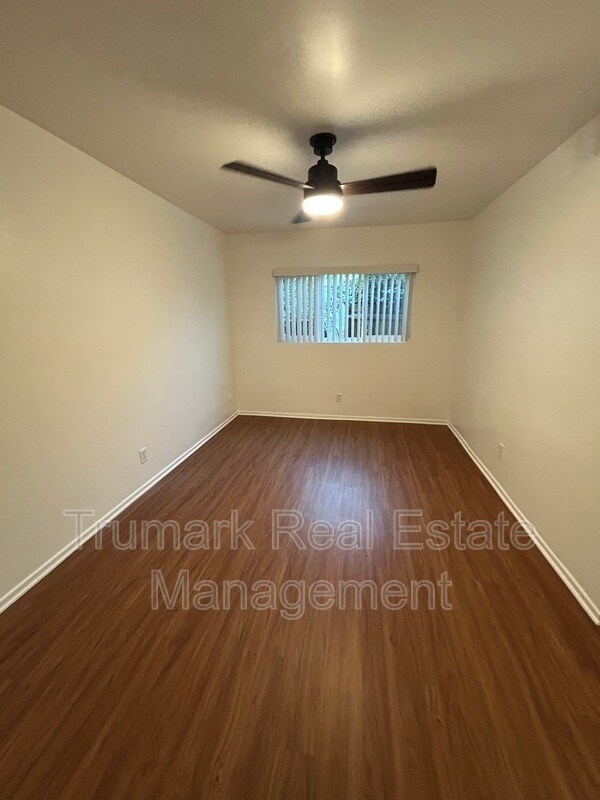 Foto del edificio - 555 Palm Dr