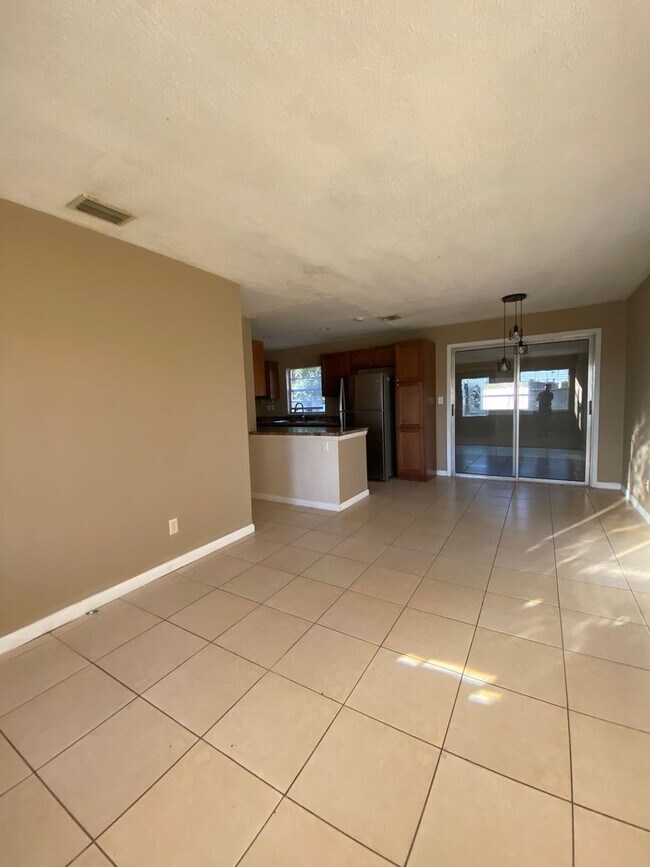 Building Photo - Charming 3 Bedroom 1 Bathroom House!