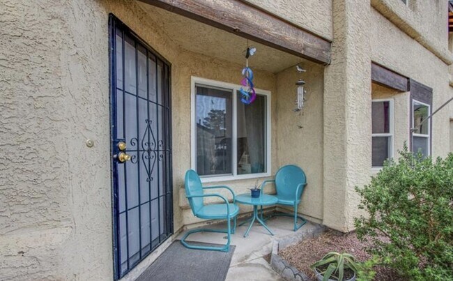 Foto del edificio - 4BD/3BA Henderson Townhome with Fireplace,...