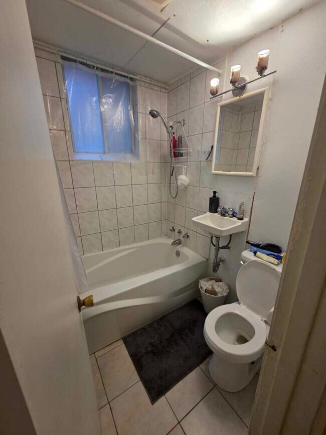 Building Photo - 9275 Rue Saint-Denis