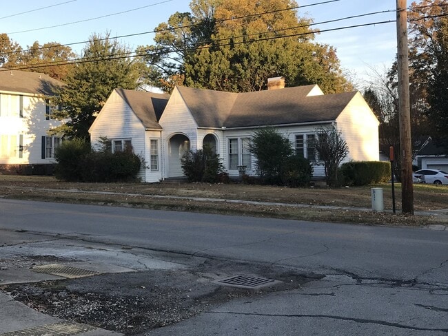 Foto del edificio - 605 W Court St