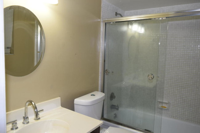 Foto del edificio - 1/1 Condo in Forest Hill Garden