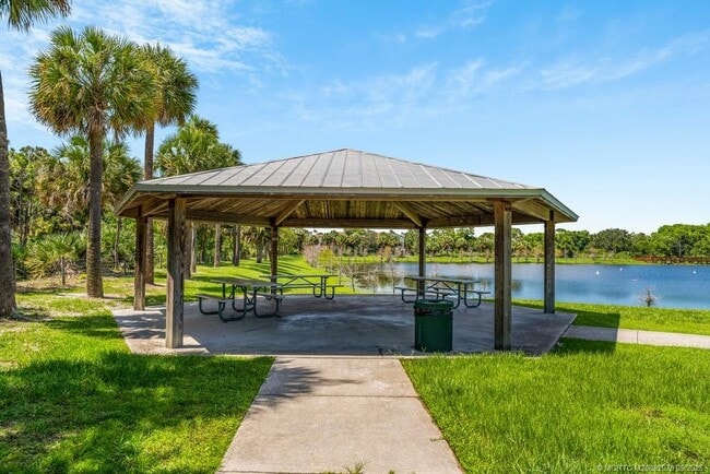 Building Photo - 373 SE Sea Hunt Way