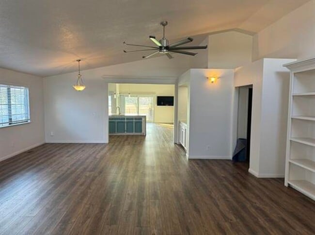 Building Photo - Beautiful single story, 3 bedroom 2 bath home in a gated community!! Available 2/1/26!