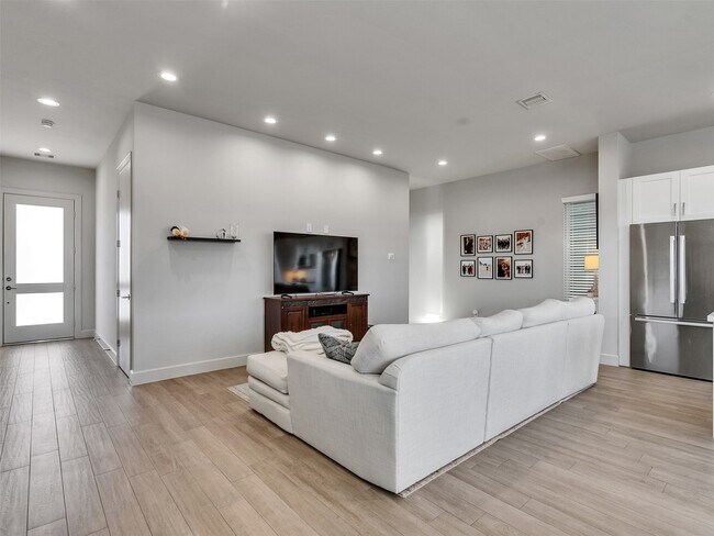 Foto del edificio - 5702 Rucio Ln