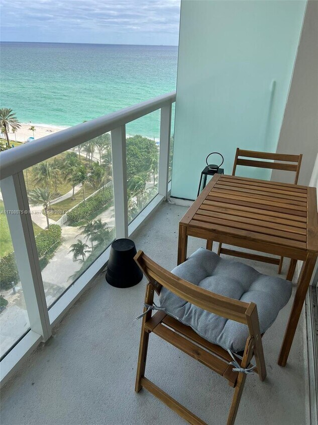 Foto principal - 19201 Collins Ave
