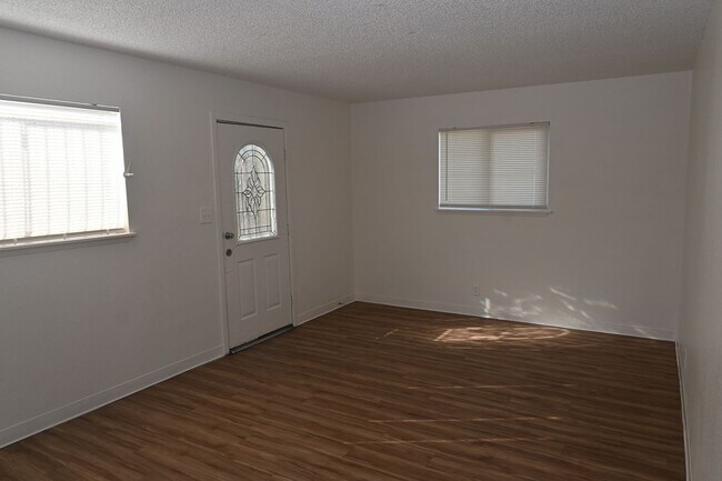 Building Photo - 2 Bedroom Apartment - Downtown Las Vegas -...