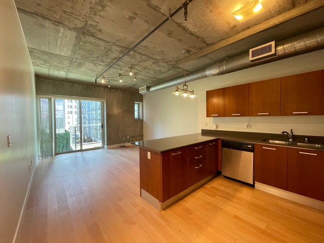 Building Photo - 645 W 9th St