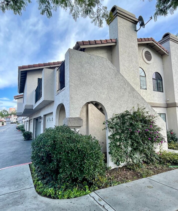 Foto principal - Impressive, 2 BD/2BA, condo with 2 car gar...