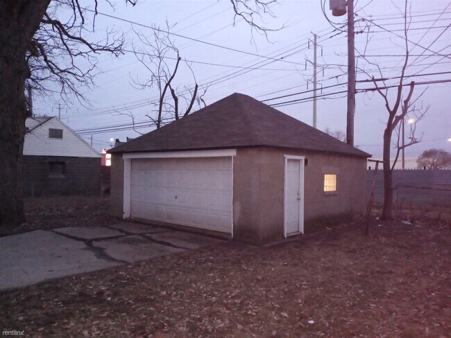 Building Photo - 4 br, 2 bath House - 8292 Rivard Ave