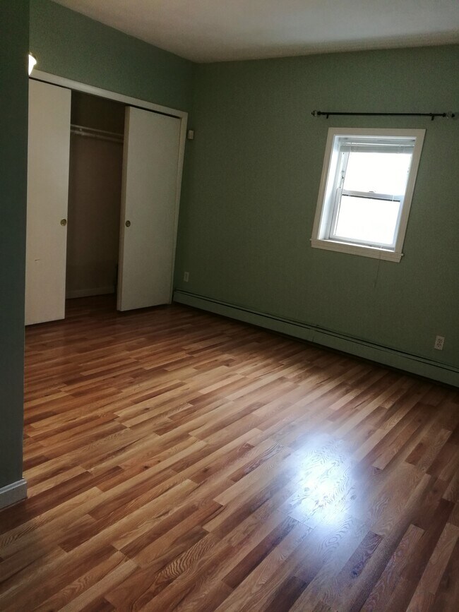 Upper Bedroom - 1 Brigham St