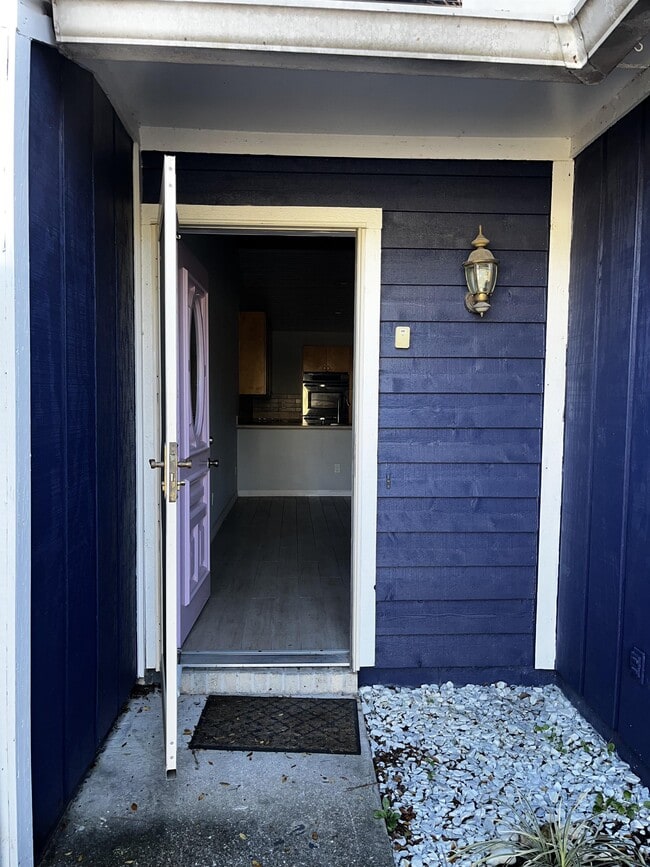 Building Photo - 5584 Cabot Dr N