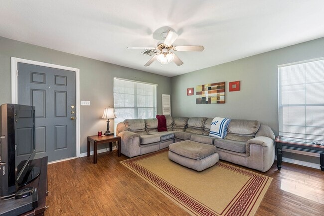 Foto del edificio - SUBLEASE AVAILABLE IMMEDIATELY THROUGH JUL...