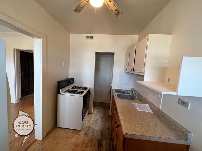 Building Photo - Bright and Sunny Forest Park Apts!