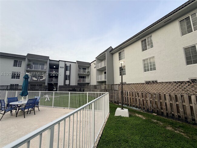 Building Photo - 5221 Geneva Ct