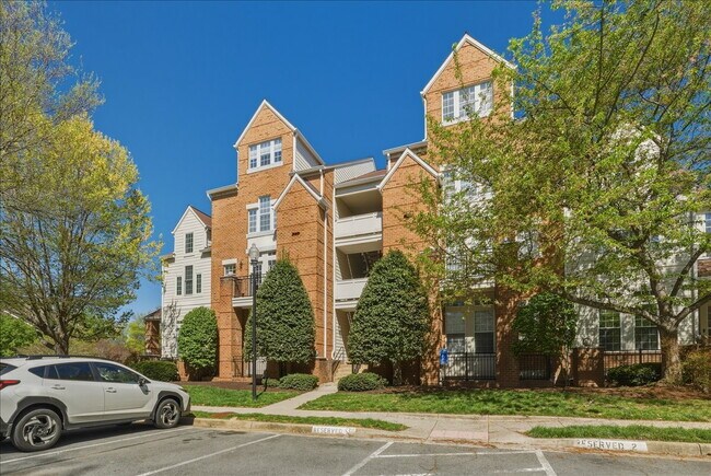Foto del edificio - "Luxurious 2-Bed Condo with, loft, Granite Elegance & Hardwood Charm in Reston, VA!"